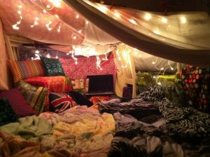 How to Make a Blanket Fort without Chairs – 6 Easy Methods