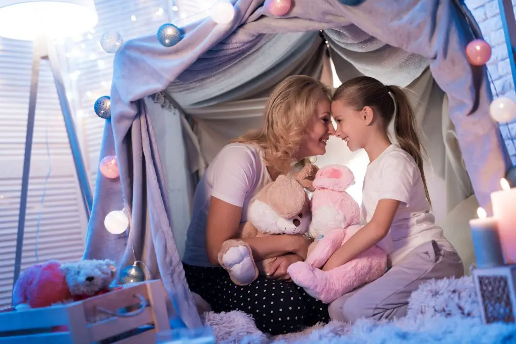 How to Make a Blanket Fort without Chairs – 6 Easy Methods